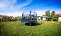 Spielplatz in der ersten Morgensonne
