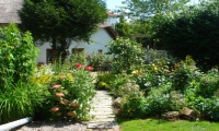 Weg vom Ferienhaus zur Bauernhausterrasse